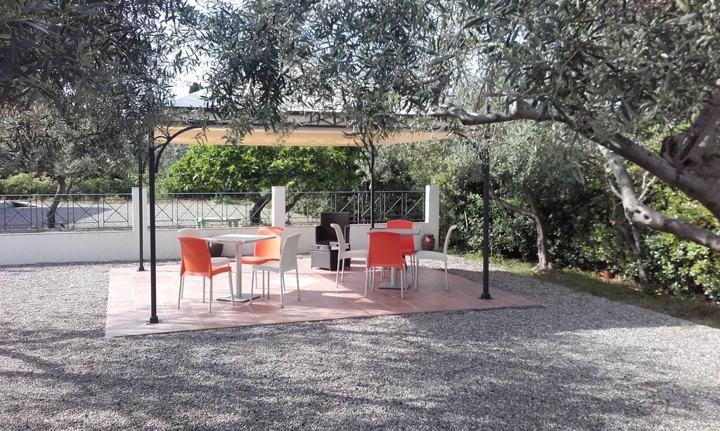 B&B Il Giardino Di Zefiro Gioiosa Marea Exterior photo