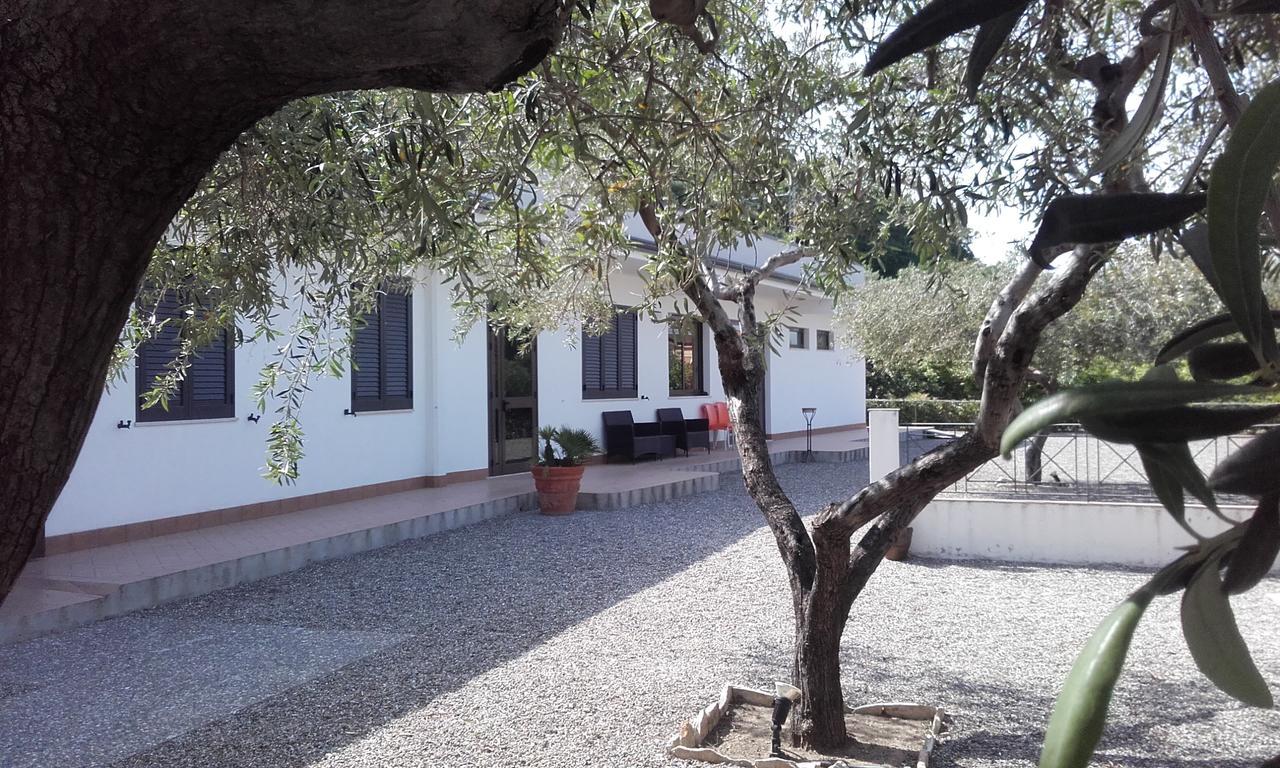 B&B Il Giardino Di Zefiro Gioiosa Marea Exterior photo